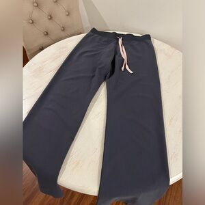 Women’s wear figs Livingston basic scrub pants. Size XS/P. Color: darker grey